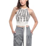 Devojka nosi beli top koji se vezuje oko vrata i ukrašen je srebrenim štrasom.