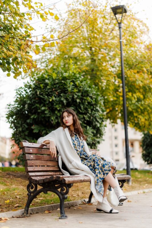 beli-noa-kardigan-i-dezen-monika-haljina-editorijal