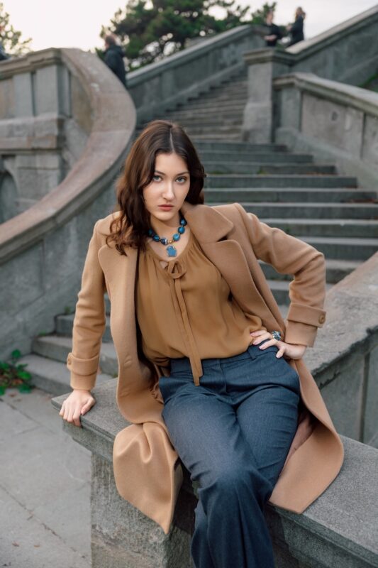 bez-xeinia-kaput-i-bez-sanja-bluza-i-plave-rebecca-pantalone-editorijal