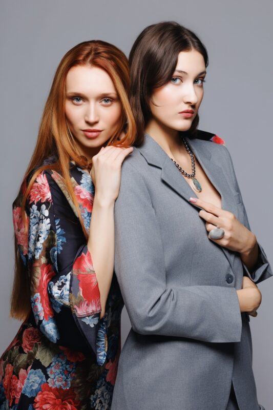 crna-dina-haljina-i-sivi-letitia-editorijal