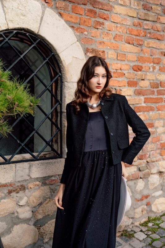 crna-leona-haljina-i-crni-simone-blejzer-editorijal