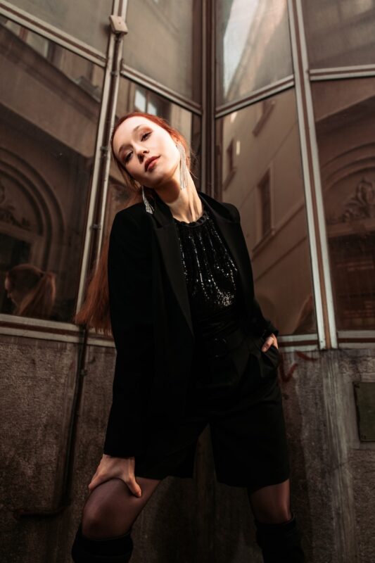 crni-letitia-sako-i-crni-minja-sorts-editorijal