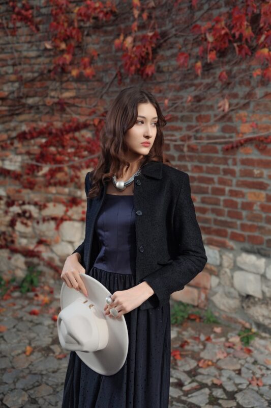 crni-simone-blejzer-i-crna-leona-haljina-editorijal