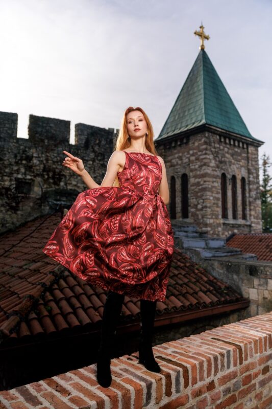 crvena-claudia-haljina-editorijal