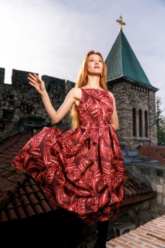 crvena-claudia-haljina-editorijal