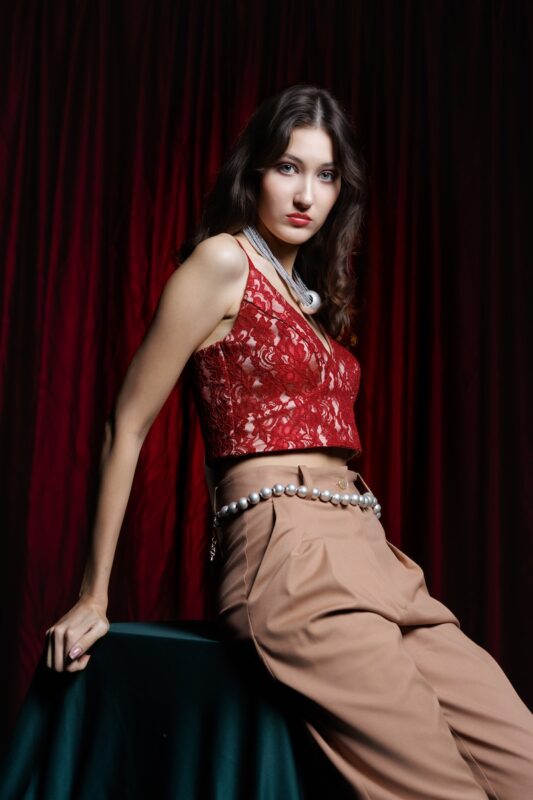 crveni-nola-top-i-kamel-rebecca-pantalone-editorijal