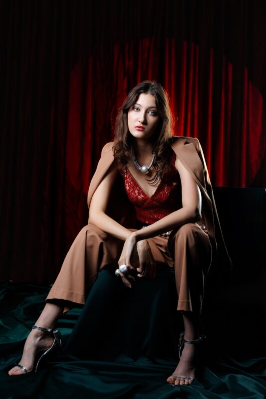 crveni-nola-top-i-kamel-rebecca-pantalone-i-letitia-sako-editorijal