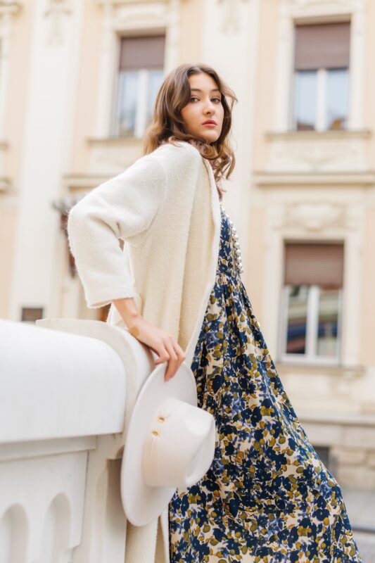 dezen-monika-haljina-i-beli-noa-kardigan-editorijal