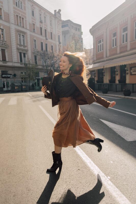 karirana-barbara-suknja-i-braon-aleksa-bluza-editorijal