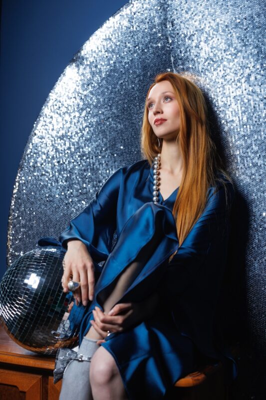 plava-sara-haljina-editorijal