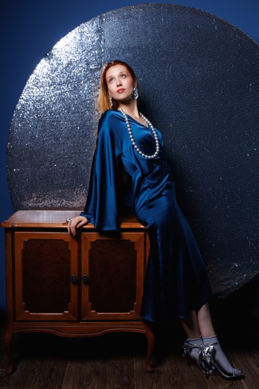plava-sara-haljina-editorijal