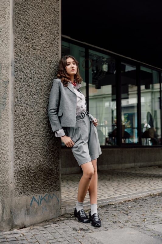 sivi-gigi-blejzer-i-sivi-minja-sorts-editorijal