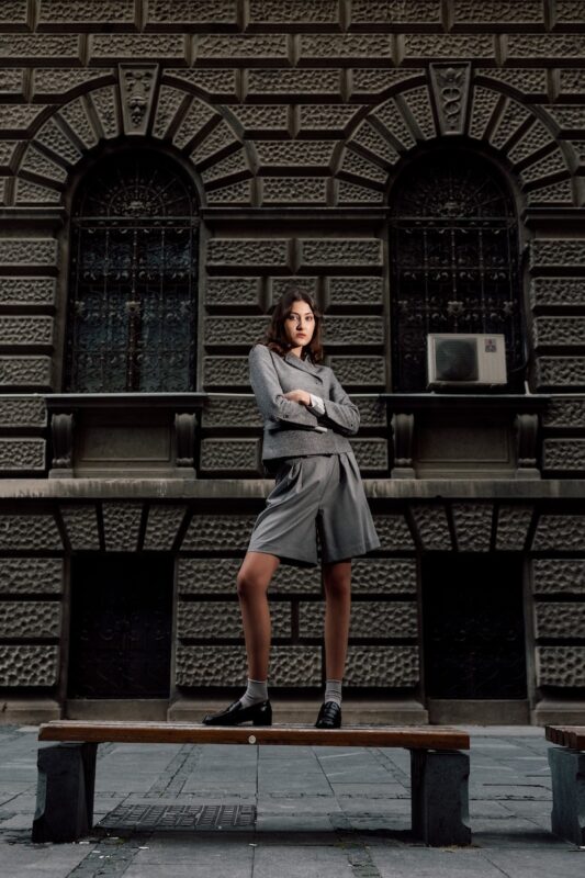 sivi-minja-sorts-i-sivi-gigi-blejzer-editorijal