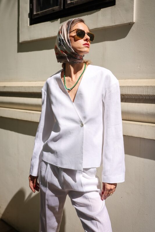 IMAN bela lanena bluza – editorial